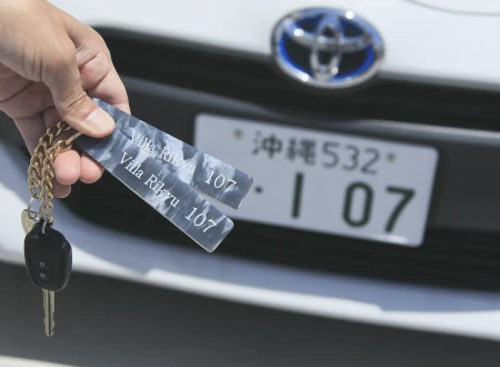 写真:車のキーと車