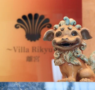 写真:フロントのシーサー